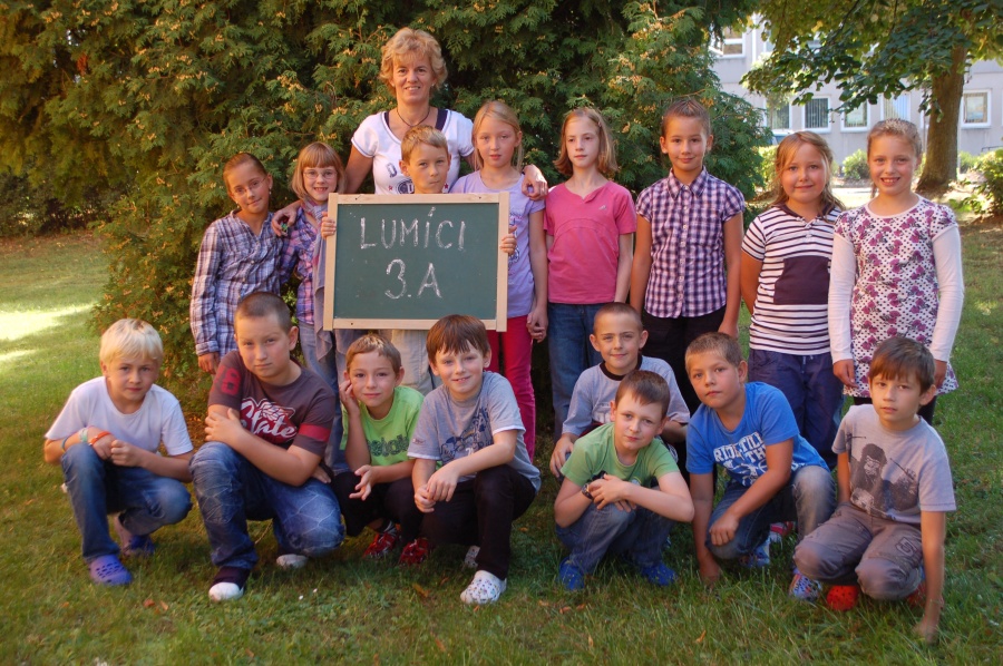 Je nás 16 čtvrťáků (7 děvčat a 9 kluků) - odstěhovaly se obě Terezky a přišel nám nový spolužák Matyáš.