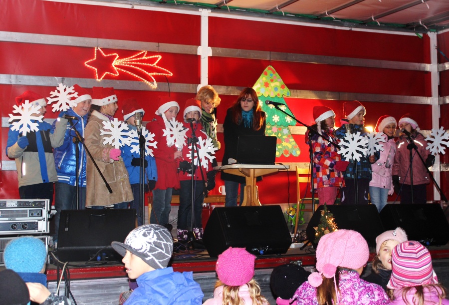 Naším úkolem v prosinci bylo také někde vystoupit - tak jsme úspěšně zazpívali při rozsvícení vánočního stromu.