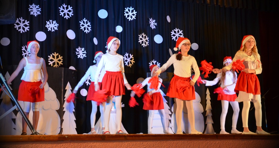 Děvčata zase zatančila svižný vánoční tanec s třepetalkami.